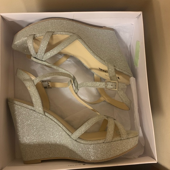 Touch of Nina Silver Glittery Valery Wedges - Picture 10 of 12